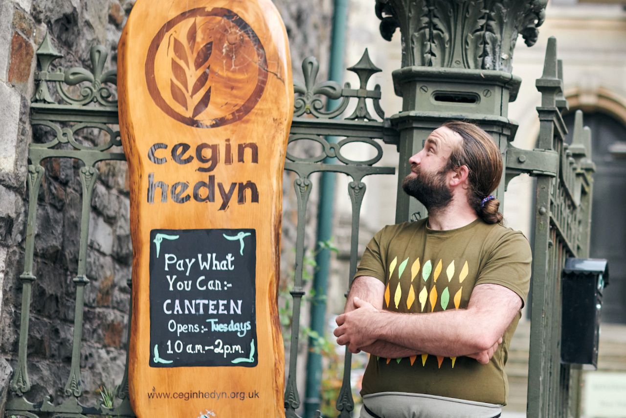 Deri outside Cegin Hedyn